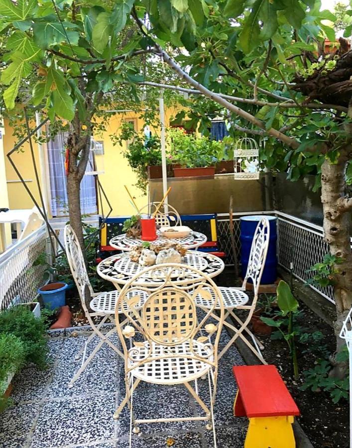 Yellow, Red & Blue Apartment Split Exterior photo